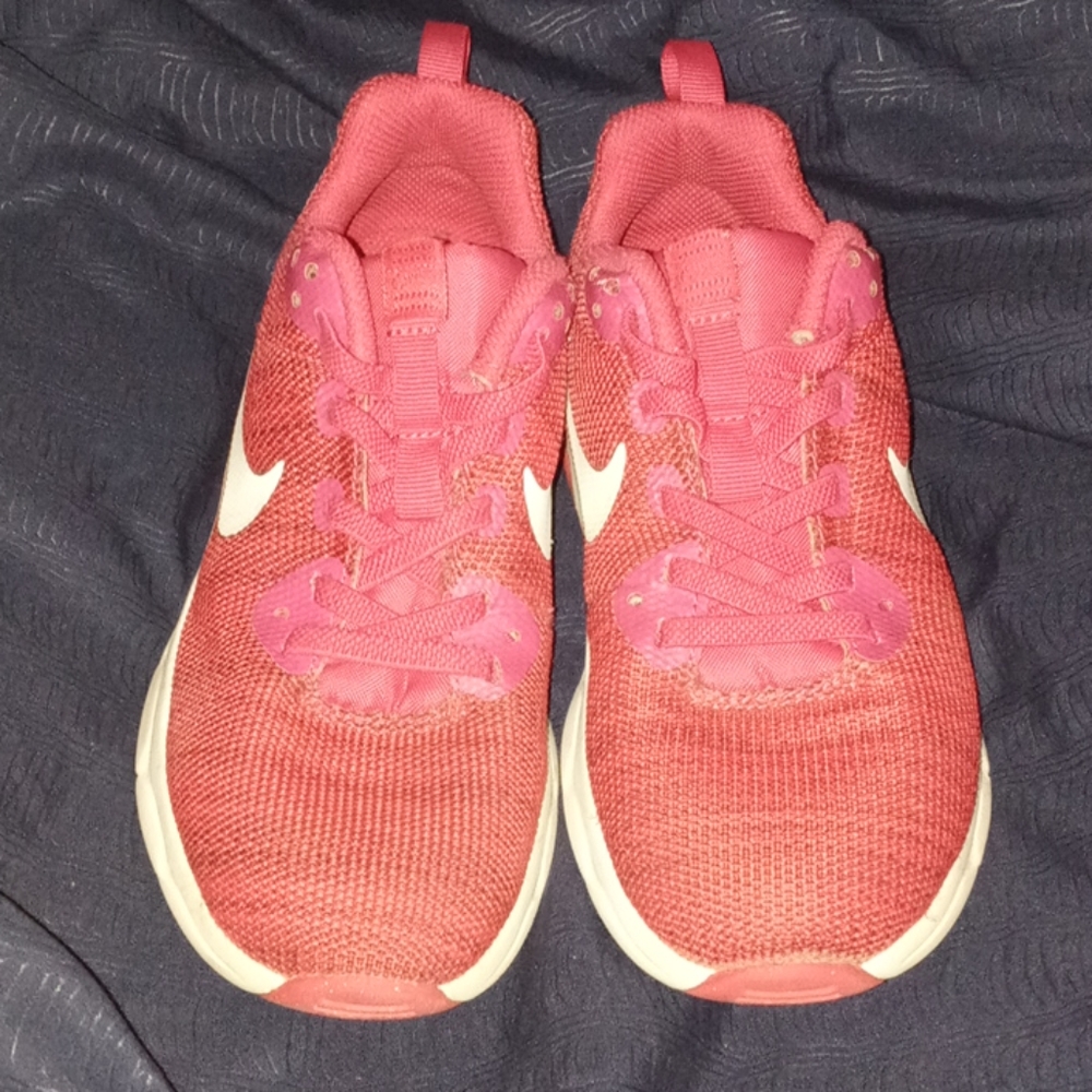 Kids size 1Y no tie NIKE shoes